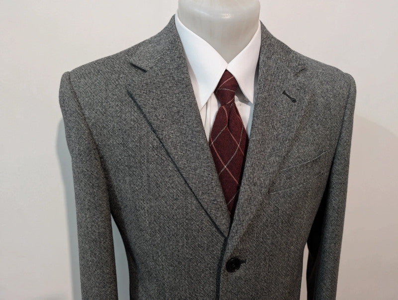 Gentil costume gris en tweed