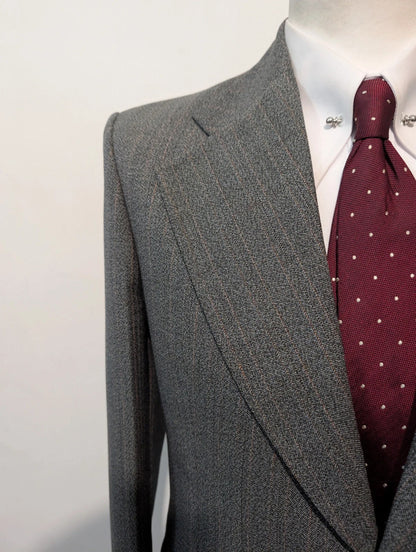 Merveilleux costume gris a rayure