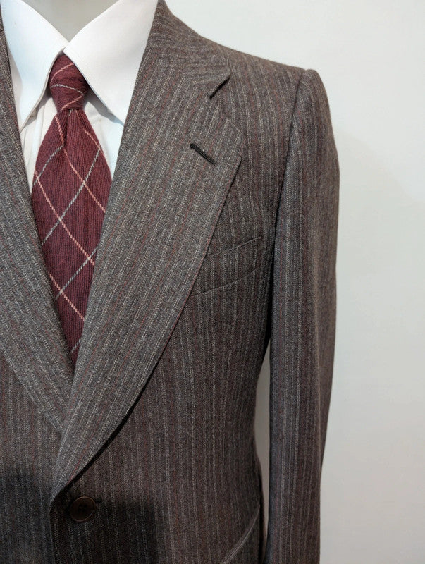 Délicieux costume marron pinstripe en flanelle
