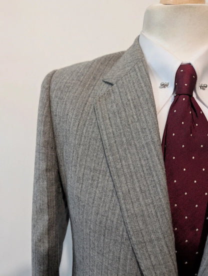 Gentil costume gris a rayure en flanelle