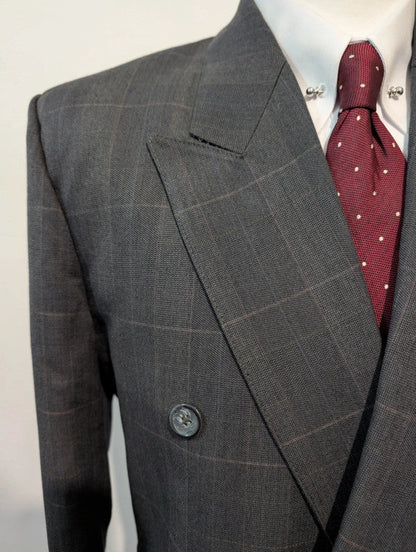 Gentil costume croisé gris a carreaux