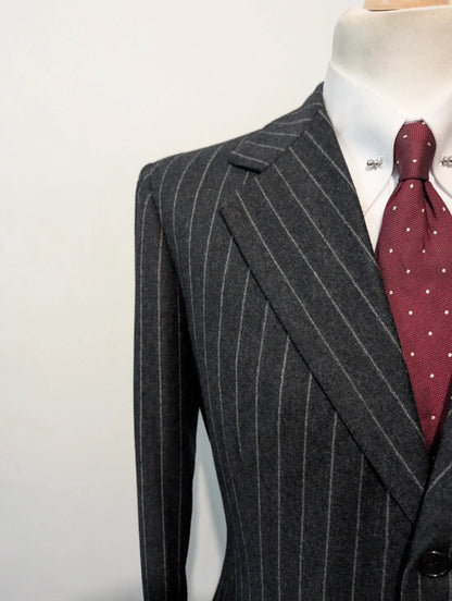 Eleganter maßgeschneiderter Flanellanzug mit Kreidestreifen