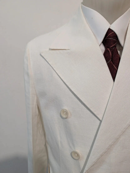 Lumineux costume croisé blanc en lin