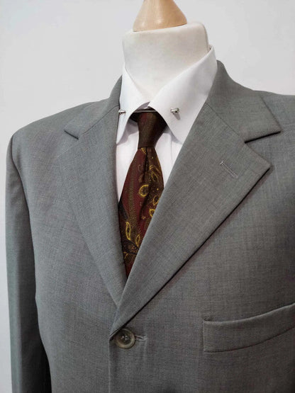 Triste costume gris en laine fine