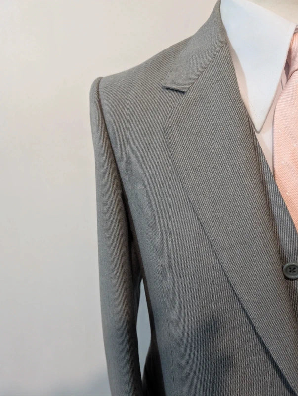 Eleganter dreiteiliger Nadelstreifenanzug aus Wolle