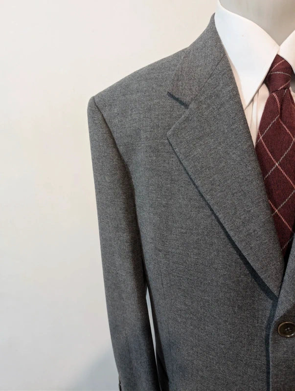 Eleganter Anzug aus grauer Wollflanell