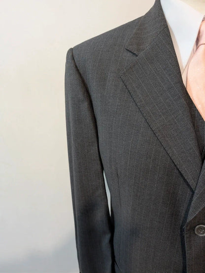 Eleganter Nadelstreifen-Dreiteiler aus Wolle