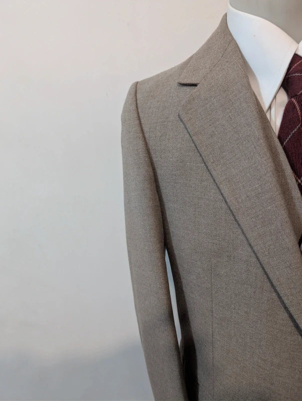 Eleganter Anzug aus schwerer beiger Flanell