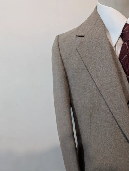 Eleganter Anzug aus schwerer beiger Flanell