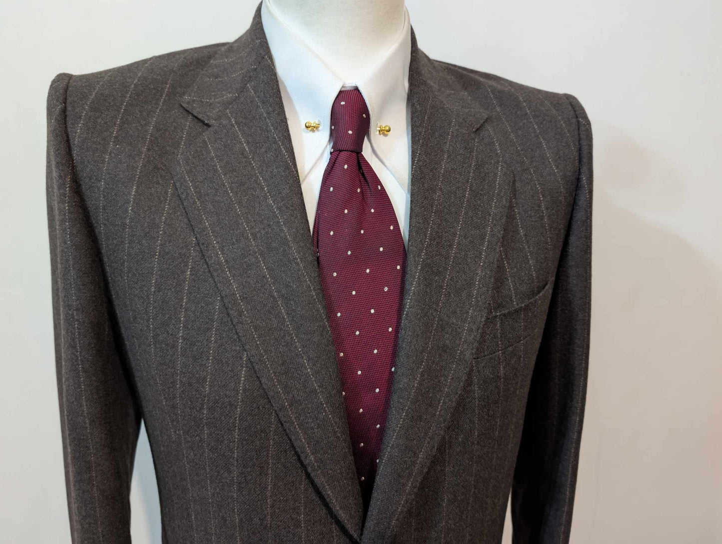 Élégant costume chalkstripe marron en flanelle