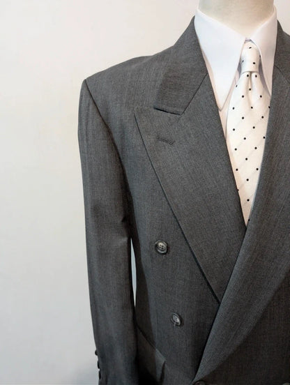 Toller zweireihiger grauer Wollanzug