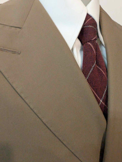 Toller zweireihiger brauner Baumwollanzug