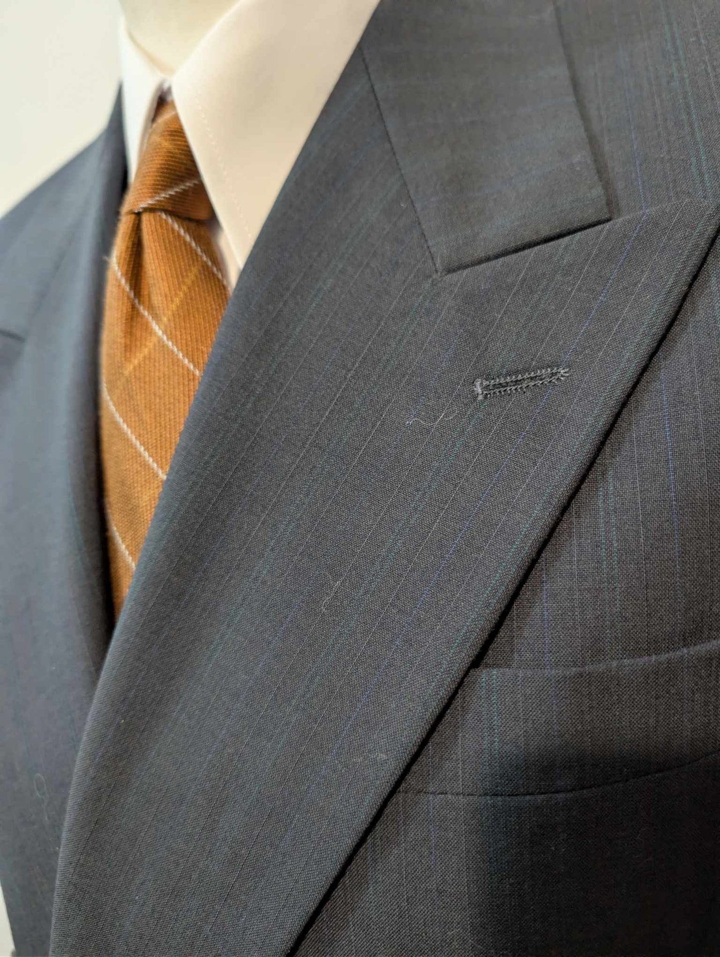 Élégant costume croisé à rayures en laine