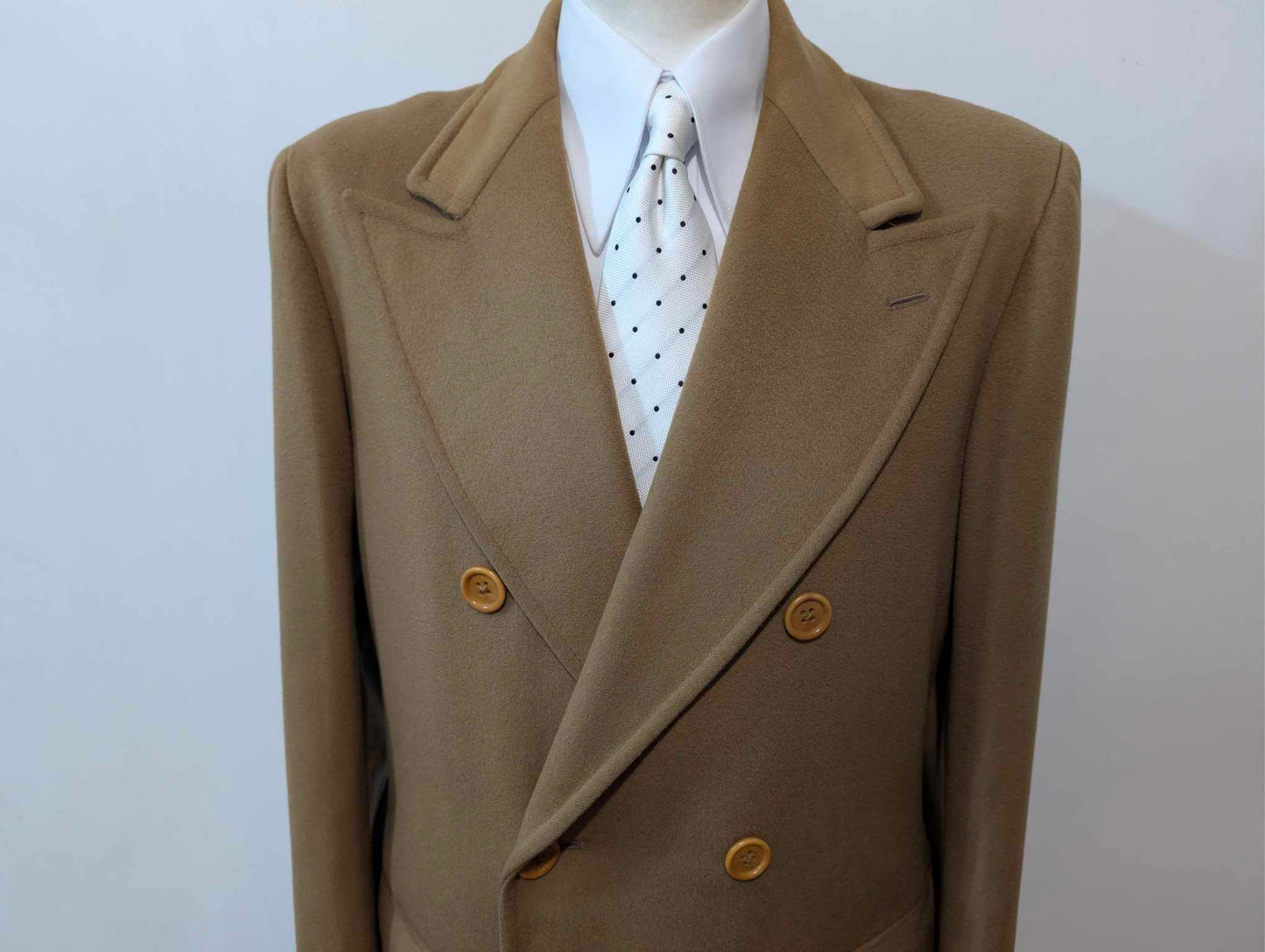 Heller, kamelfarbener, zweireihiger Wollmantel