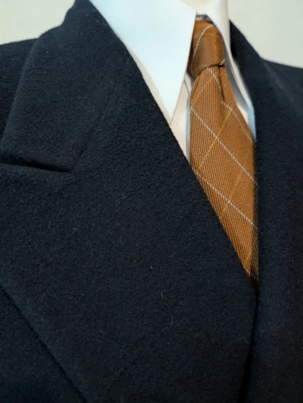 Robuster, marineblauer, doppelreihiger Wollmantel