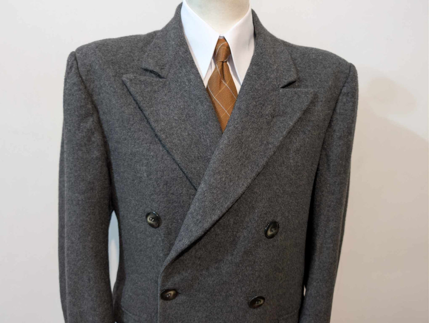 Mystérieux manteau croisé gris en laine épaisse
