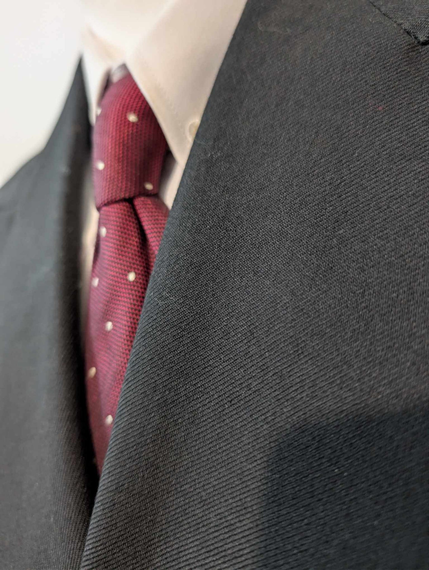 Sombre costume croisé de couleur noire en laine