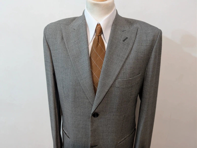Gentil costume gris en pied de poule