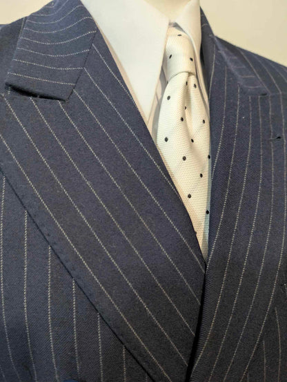 Legendärer dreiteiliger, doppelreihiger Flanellanzug mit Nadelstreifen.