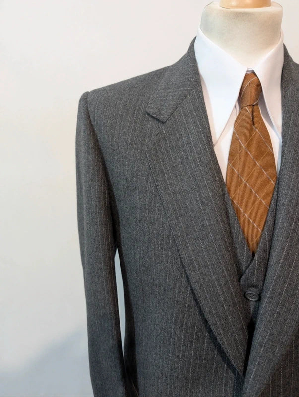 Außergewöhnlicher dreiteiliger Nadelstreifenanzug