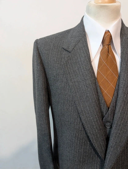 Außergewöhnlicher dreiteiliger Nadelstreifenanzug