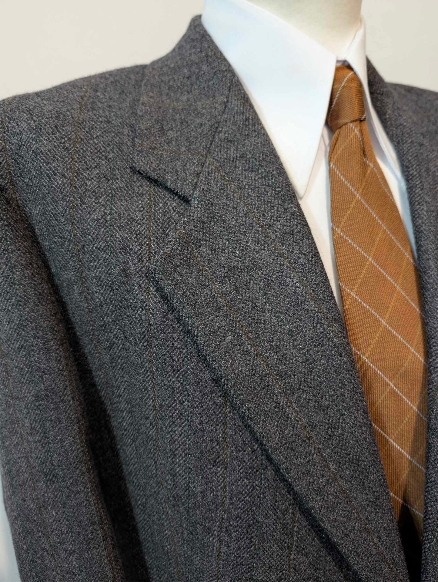 Alter grauer Tweedanzug