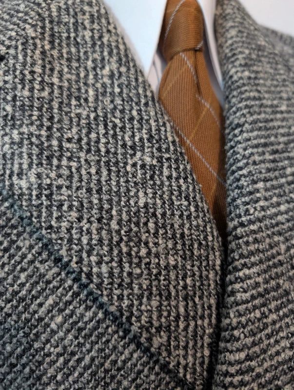 Klassischer grauer Tweedmantel