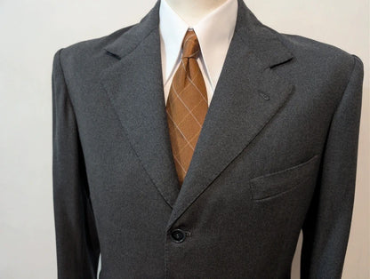 Exzellenter maßgeschneiderter grauer Wollanzug