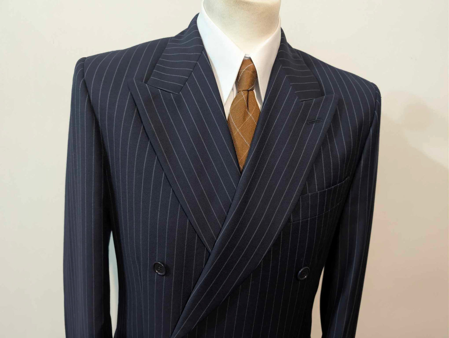 Legendärer zweireihiger Nadelstreifenanzug aus Wolle
