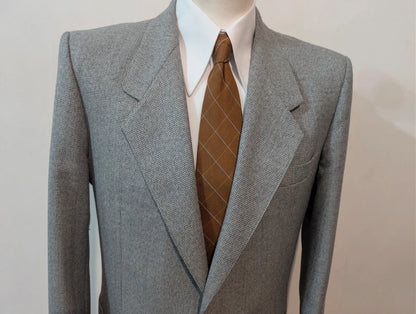 Schöner grauer Wollanzug