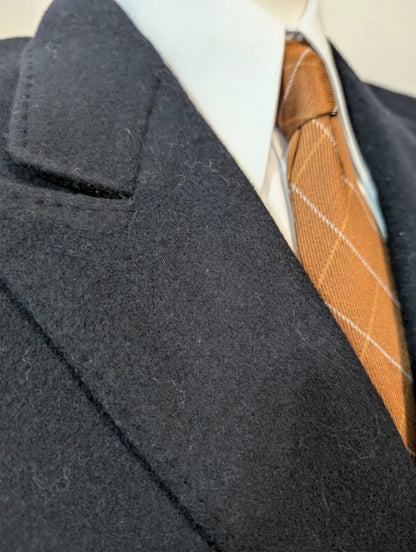 Kurzer, zweireihiger, marineblauer Wollmantel