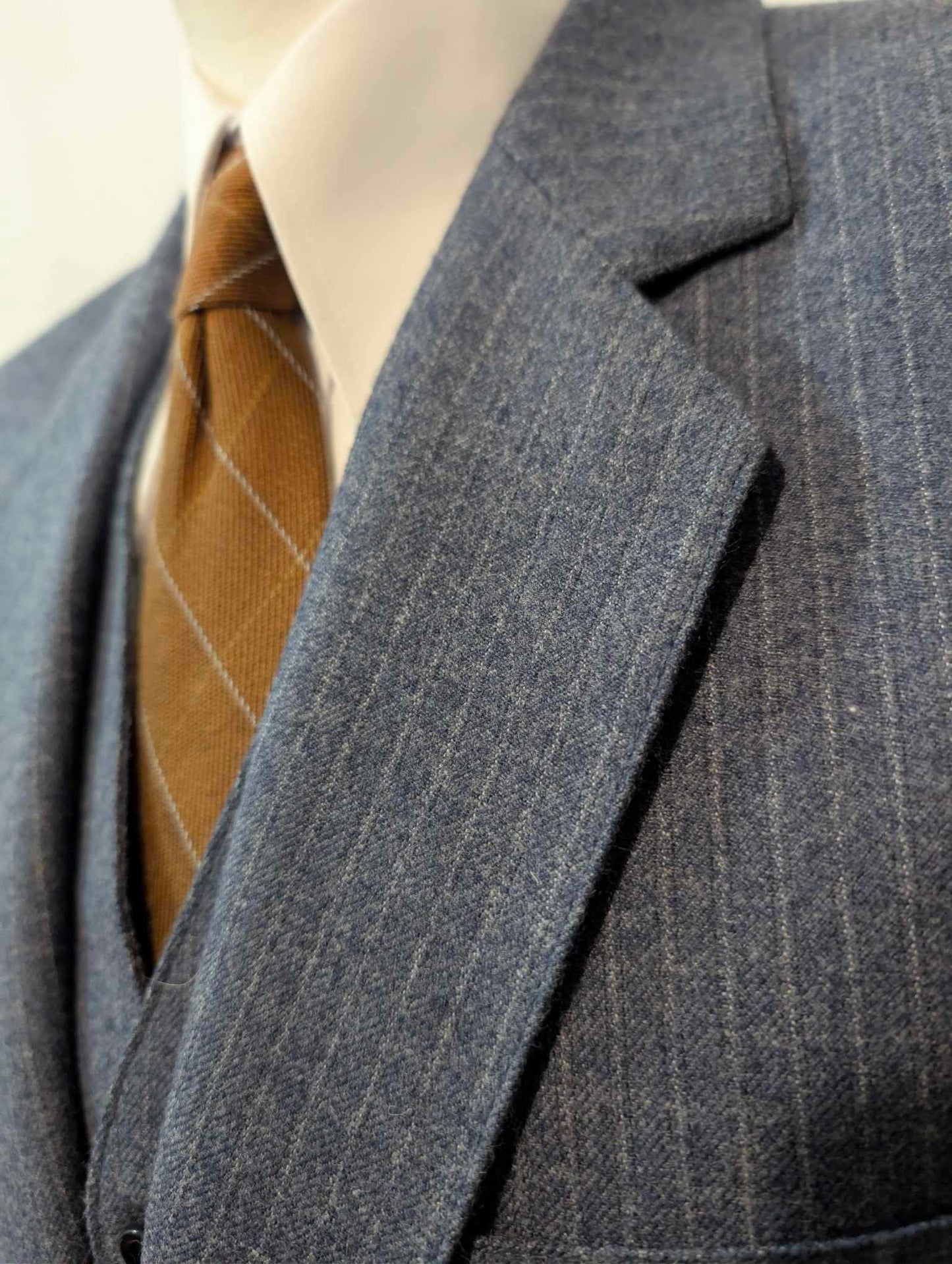 Wunderschöner dreiteiliger Flanellanzug mit Nadelstreifen