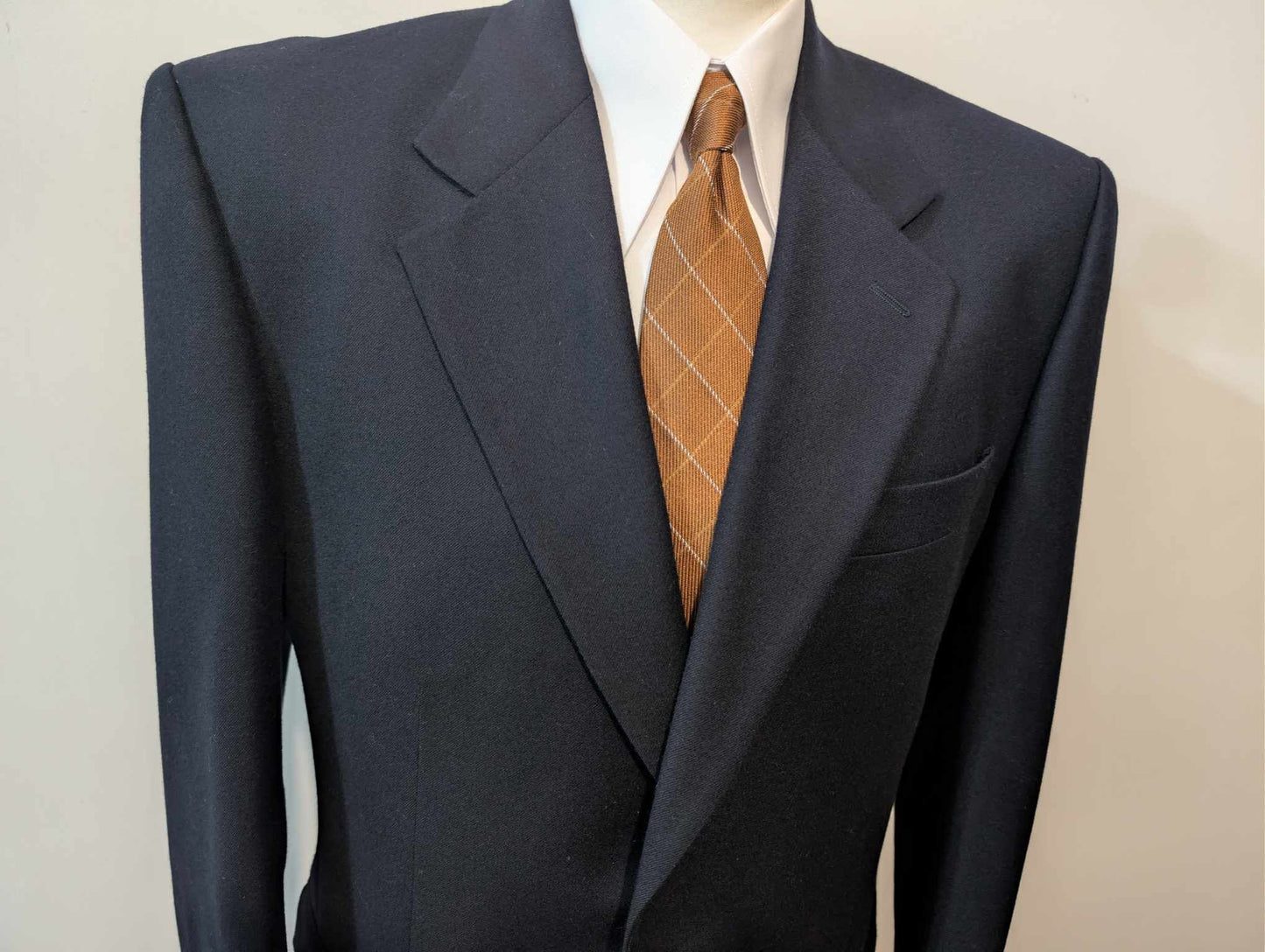 Sublime costume de couleur bleu marine en flanelle lourdes