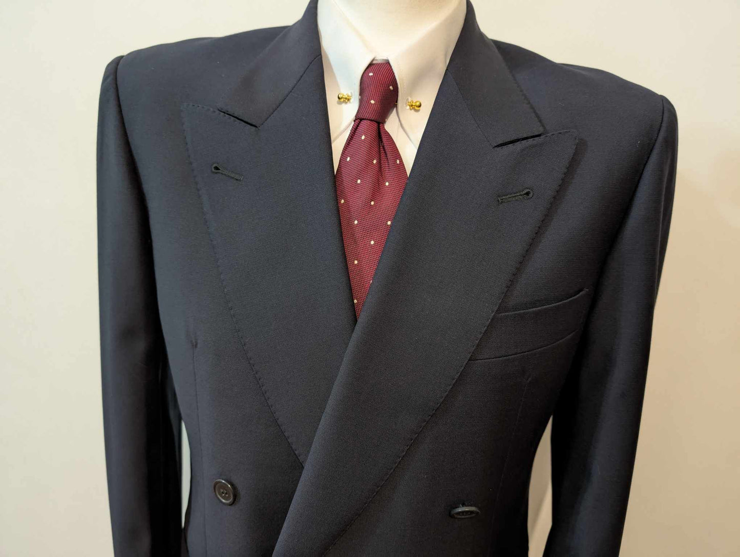 Élégant costume croisé bleu marine en laine