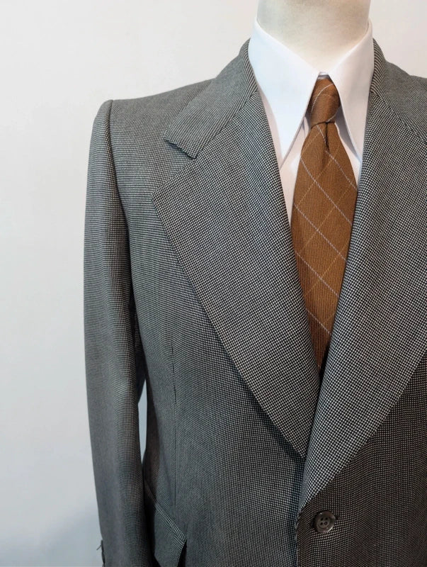 Exquisiter grauer Anzug aus dicker Wolle