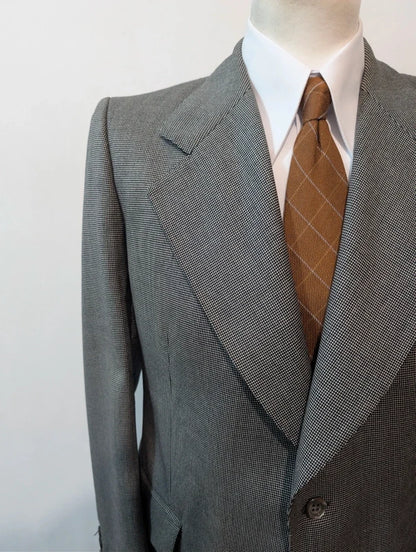 Exquisiter grauer Anzug aus dicker Wolle