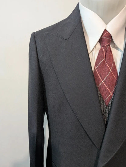 Geheimnisvoller dreiteiliger Anzug aus schwerem Flanell