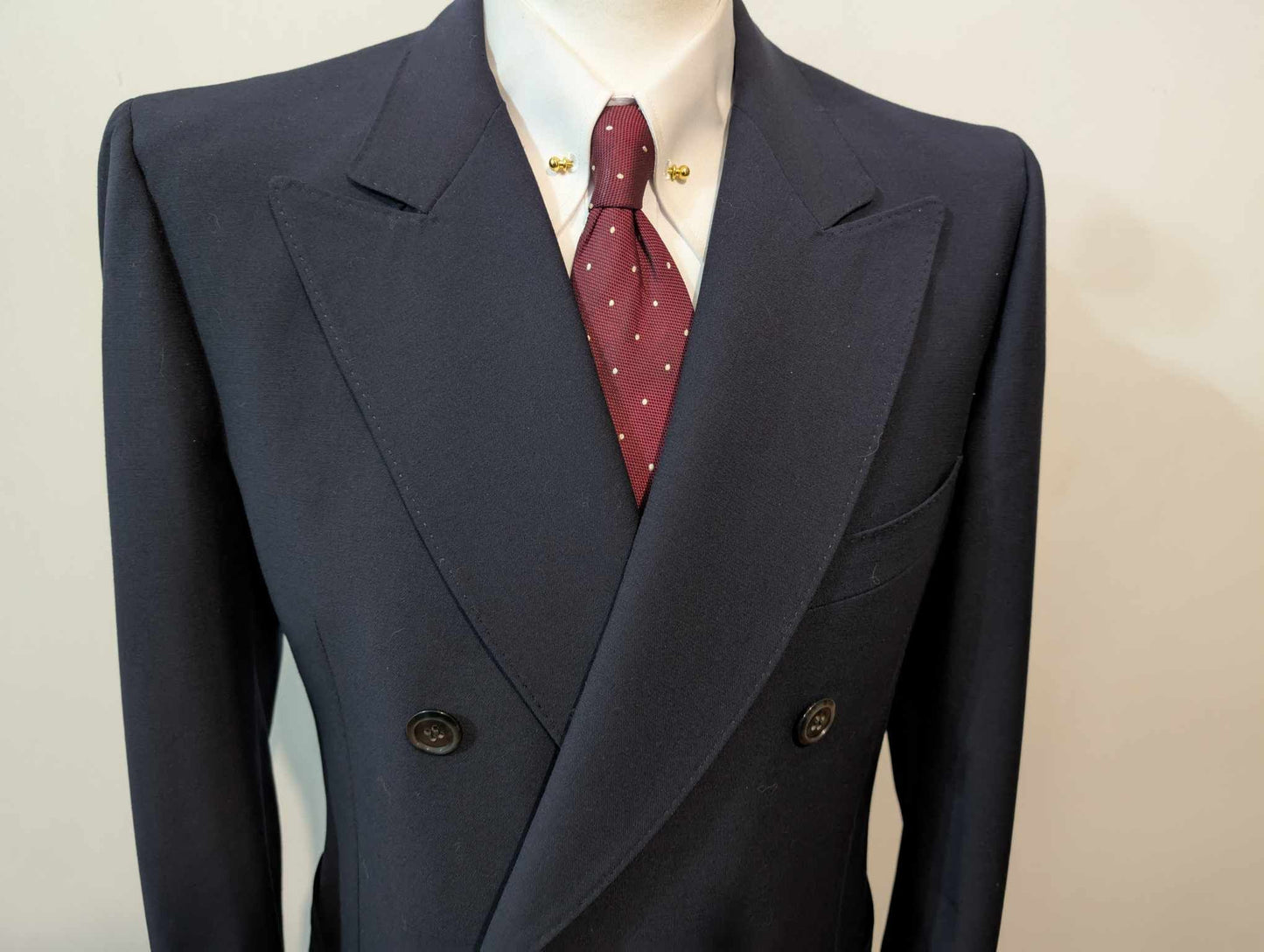 Fabuleux costume croisé de couleur bleu marine en laine épaisse