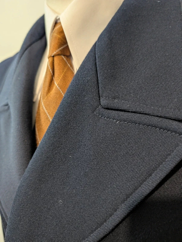 Geheimnisvoller zweireihiger Wollmantel