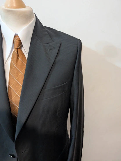 Gentil costume noir en laine