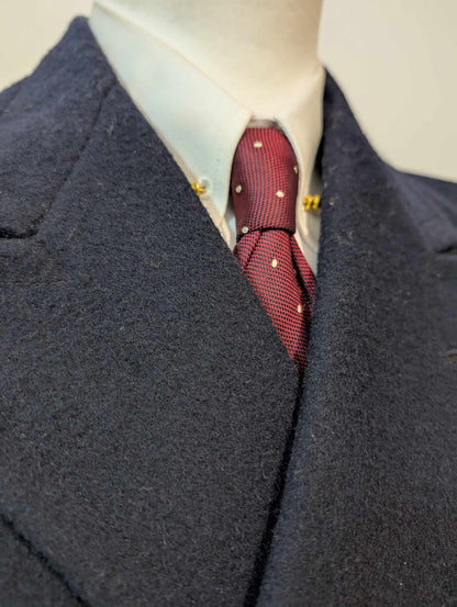 Légendaire manteau croisé de couleur bleu marine en laine.
