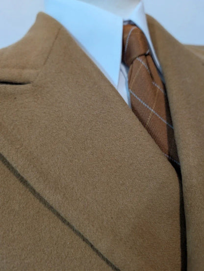 Zweireihiger Mantel aus heller Kamelwolle