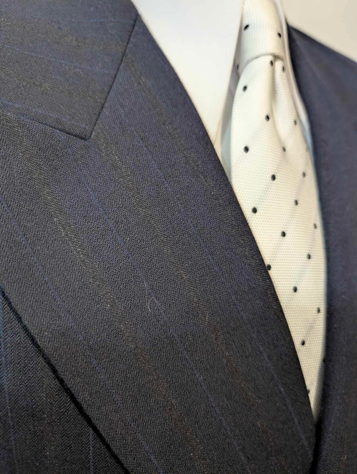 Élégant costume croisé pinstripe en laine
