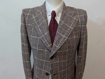 Gentille veste à carreaux en tweed.
