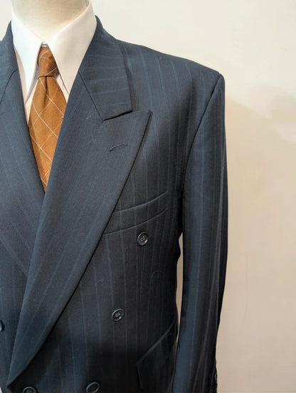 Cooler, zweireihiger, gestreifter Wollanzug