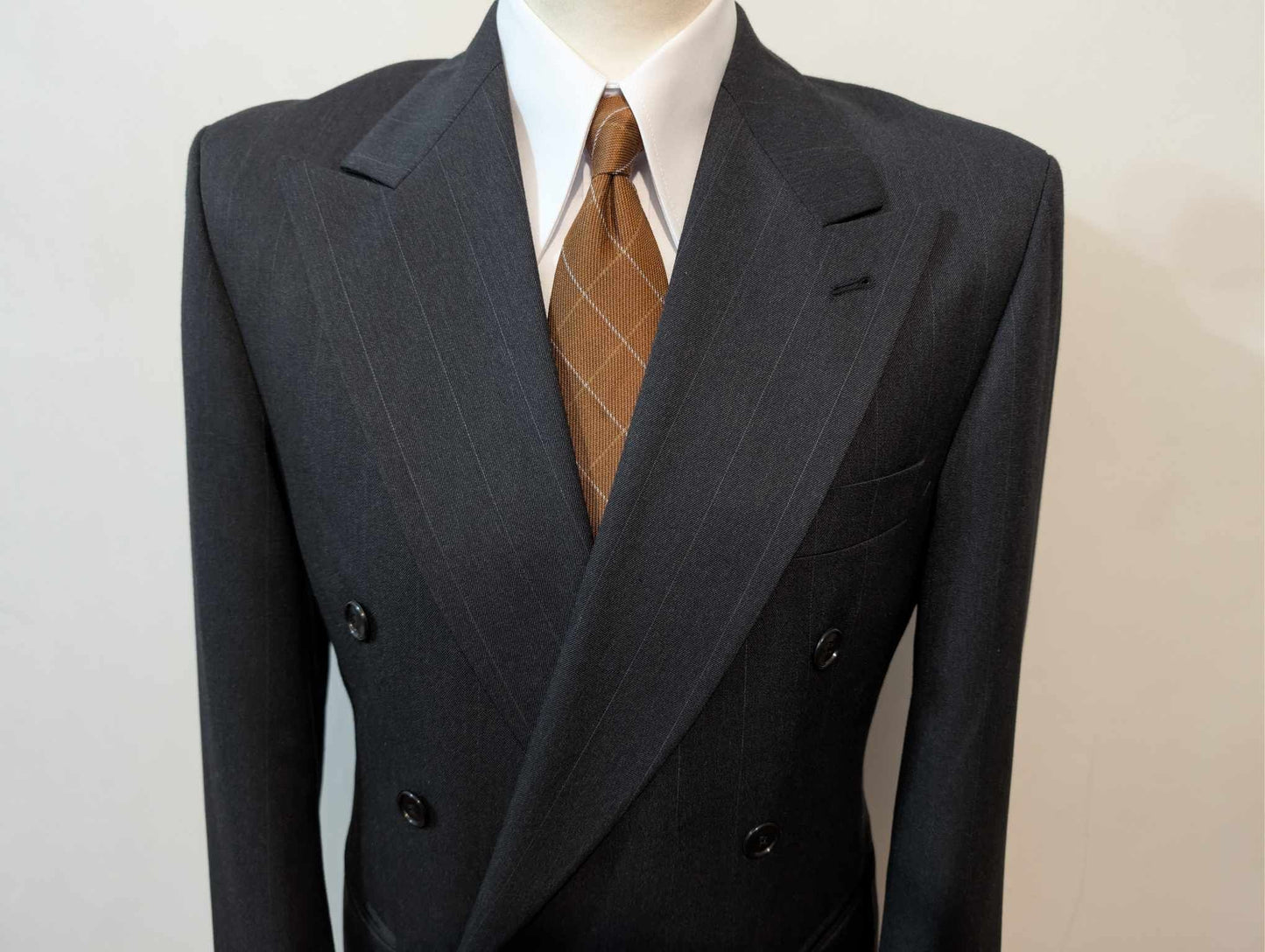 Terrifiant costume croisé pinstripe en laine