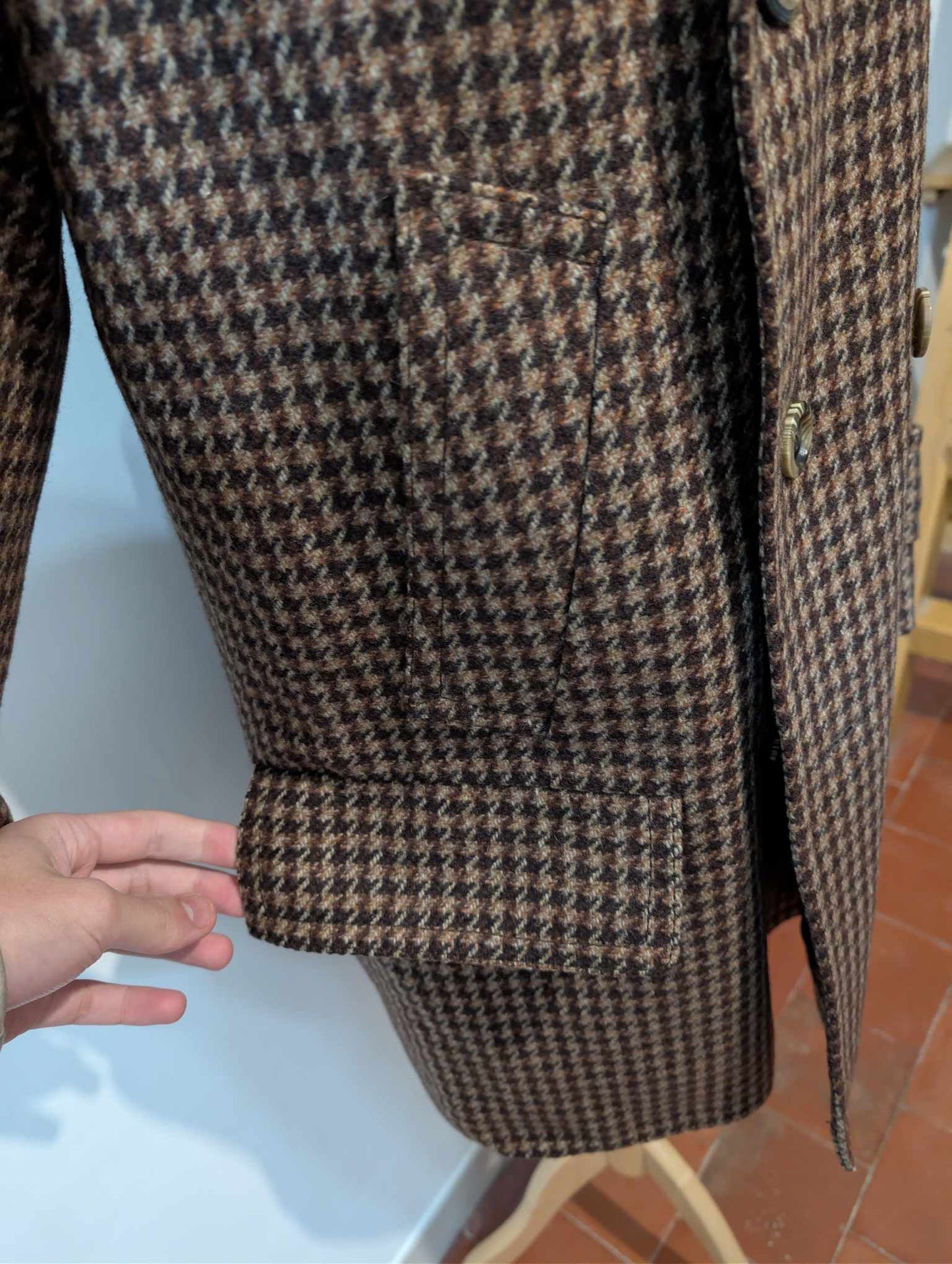 Ravissant manteau de couleur marron en pied de poule en tweed