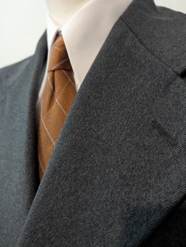 Klassischer grauer Wollmantel