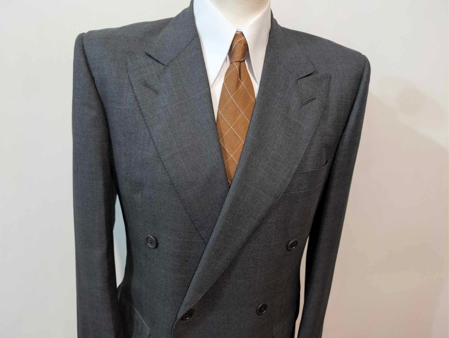 Prächtiger zweireihiger Wollanzug.