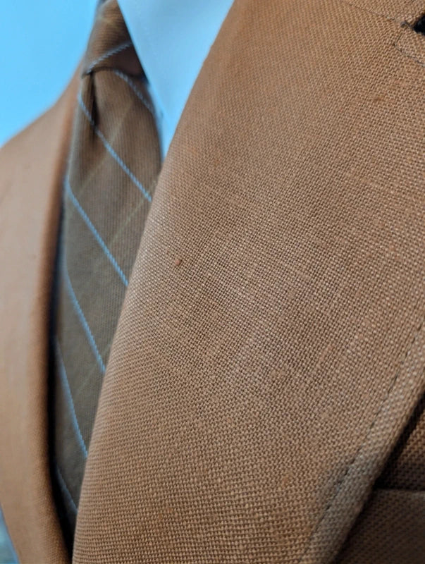 Unglaubliches rostbraunes Kostüm